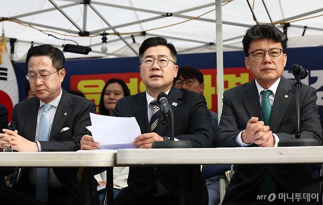 (서울=뉴스1) 김민지 기자 = 박찬대 더불어민주당 원내대표가 25일 오전 서울 경복궁 인근 민주당 천막당사에서 열린 원내대책회의에서 발언하고 있다.  오른쪽부터 진성준 정책위의장, 박 원내대표, 박성준 원내수석부대표. 2025.3.25/뉴스1  Copyright (C) 뉴스1. All rights reserved. 무단 전재 및 재배포,  AI학습 이용 금지. /사진=(서울=뉴스1) 김민지 기자