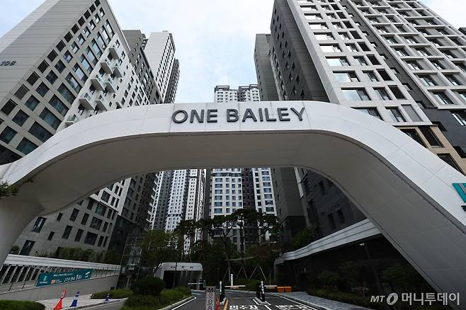 [서울=뉴시스] 김근수 기자 = 18일 오후 서울 서초구 래미안 원베일리 아파트 단지 입구 모습.  국내 한 부동산 플랫폼 업체 발표에 따르면 올해 서울에서 거래된 전용면적 84∼85㎡(국평) 아파트의 거래가를 분석한 결과, 가장 비싸게 거래된 아파트는 지난달 2일 60억원에 거래된 래미안원베일리라고 밝혔다. 2024.09.18. ks@newsis.com /사진=김근수