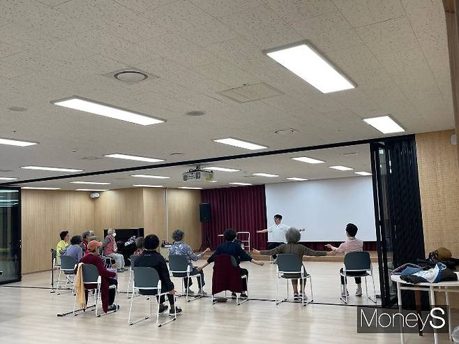 사진은 피트니스 강사와 함께 헬스 스트레칭 수업을 듣는 입주민들의 모습./사진=유찬우 기자