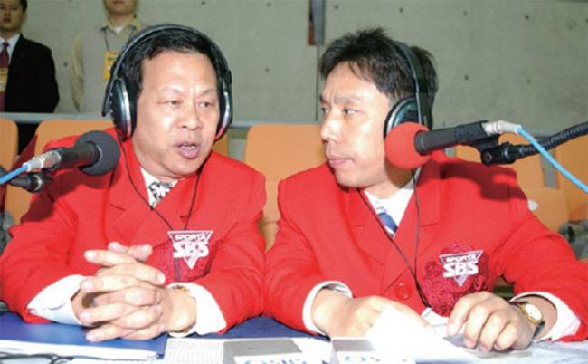 명콤비로 활약하던 시절의 송재익(왼쪽) 캐스터와 신문선 축구해설위원.