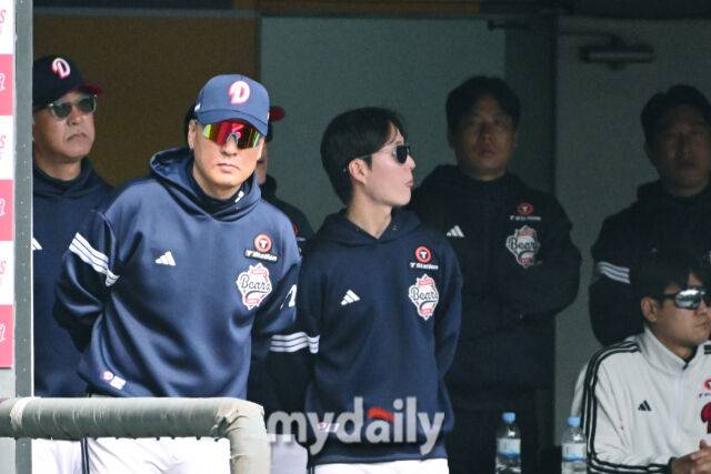 두산 이승엽 감독이 23일 오후 인천 SSG랜더스필드에서 진행된 ‘2025 신한 SOL BANK KBO리그’ 두산-SSG의 경기를 지켜보고 있다./마이데일리