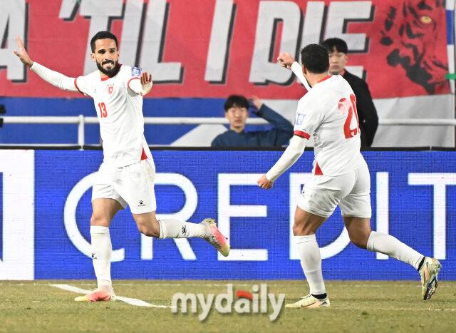 요르단 마흐무드 알 마르디가 25일 오후 경기도 수원시 수원월드컵경기장에서 열린 '2026 북중미 월드컵 아시아지역 3차예선 B조 8차전' 대한민국과 요르단의 경기에서 전반 30분 동점골을 터뜨린 뒤 환호하고 있다.대한민국 대표팀은 지난 20일 고양종합운동장에서 열린 오만과의 7차전에서 1-1로 비기며 4승3무(승점 15)로 불안한 조 1위를 지키고 있다./송일섭 기자