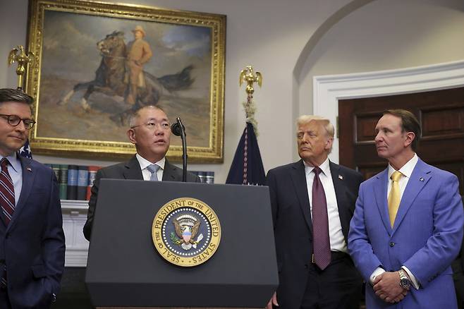 정의선(왼쪽에서 두번째) 현대자동차그룹 회장이 24일(현지시간)에서 미국 백악관에서 도널드 트럼프(오른쪽 두번째) 대통령이 지켜보는 가운데 대미 투자 계획을 발표하고 있다.  [로이터=연합]