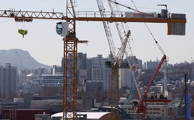 서울 시내 한 아파트 재건축 공사 현장. [연합]