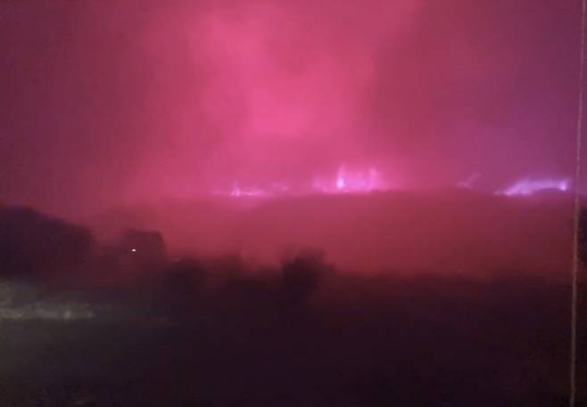 주왕산국립공원 앞까지 온 산불 (청송=연합뉴스) 25일 경북 청송군 주왕산국립공원 경계 지점까지 산불이 확산해 있다. 2025.3.25 [독자제공. 재판매 및 DB금지]