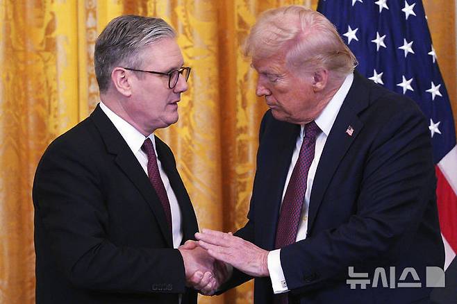 [워싱턴=AP/뉴시스]키어 스타머 영국 총리는 24일(현지 시간) 도널드 트럼프 미국 대통령과 무역 협상에 대한 "진전"을 논의했다고 밝혔다. 사진은 도널드 트럼프(오른쪽) 미국 대통령과 스타머 총리가 지난달 27일 백악관 이스트룸에서 공동 기자회견 중 악수하고 있는 모습. 2025.03.25.