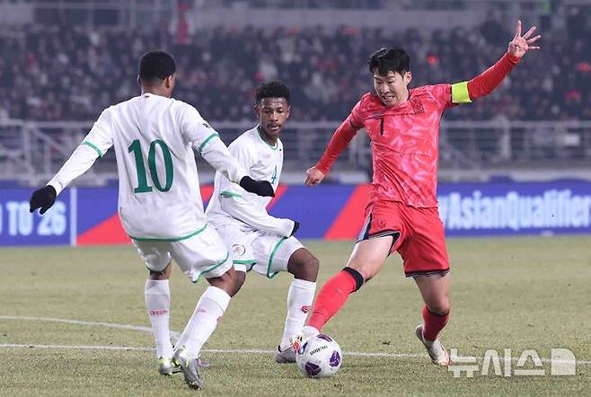 [고양=뉴시스] 추상철 기자 = 20일 오후 경기 고양시 고양종합운동장에서 열린 '2026 국제축구연맹(FIFA) 북중미 월드컵 아시아 지역 3차 예선 B조 7차전' 대한민국과 오만의 경기, 손흥민이 수비를 피해 드리블을 하고 있다. 2025.03.20. scchoo@newsis.com