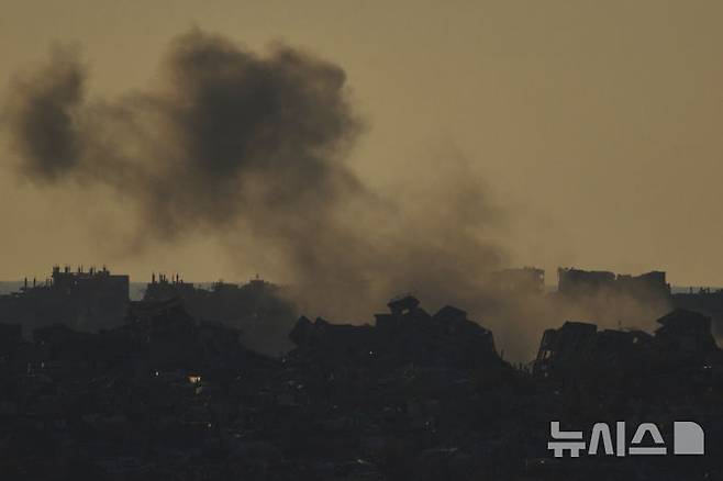 [가자지구=AP/뉴시스]3월 23일 이스라엘 남부에서 보이는 가자지구 상공에 공습과 폭발로 인한 검은 연기가 치솟고 있다. 이스라엘 정부는 가자 폭격과 지상전을 재개하면서  정전협정을 파기했고 가자주민 출국을 위한 전담 관청 신설까지 결정했다. 2025.03.25.
