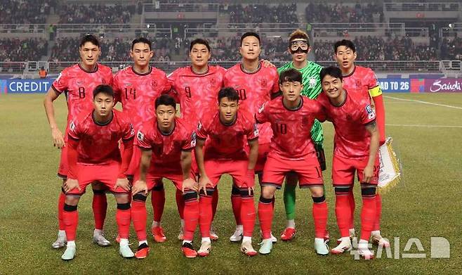 [고양=뉴시스] 추상철 기자 = 20일 오후 경기 고양시 고양종합운동장에서 열린 '2026 국제축구연맹(FIFA) 북중미 월드컵 아시아 지역 3차 예선 B조 7차전' 대한민국과 오만의 경기, 대한민국 선수들이 기념촬영을 하고  있다. 2025.03.20. scchoo@newsis.com