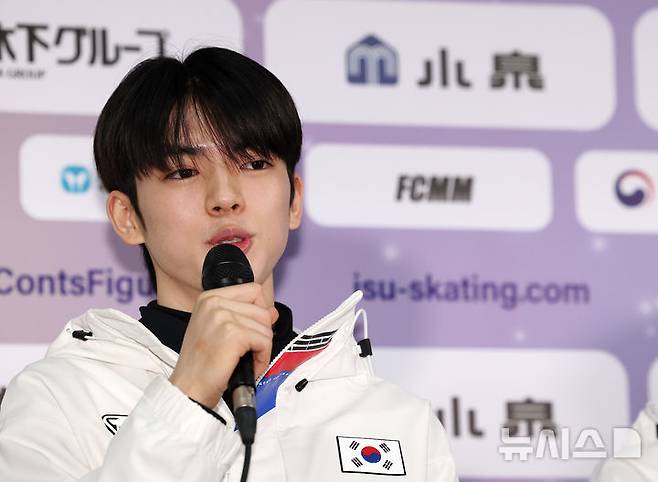 [서울=뉴시스] 이영환 기자 = 18일 서울 양천구 목동아이스링크 프레스센터에서 열린 2025 ISU 사대륙 피겨스케이팅 선수권대회 미디어데이에서 차준환이 취재진의 질문에 답하고 있다. 2025.02.18. 20hwan@newsis.com