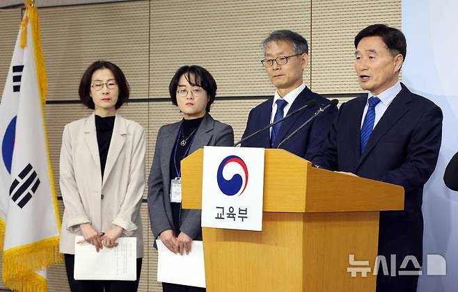 [세종=뉴시스] 강종민 기자 = 오승걸 한국교육과정평가원장이 25일 세종시 정부세종청사에서 2026학년도 대학수학능력시험 시행 기본계획을 발표하고 있다.  오 원장은 사교육에서 문제 풀이 기술을 익히고 반복적으로 훈련한 학생들에게 유리한 '킬러 문항'을 출제에서 배제하겠다고 밝혔다. 2025.03.25. ppkjm@newsis.com