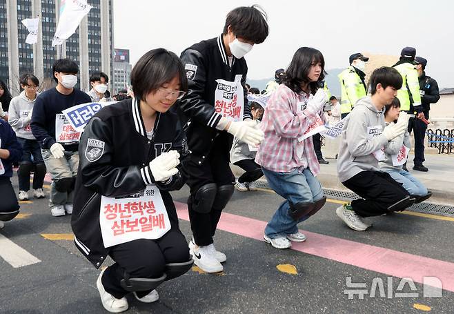 [서울=뉴시스] 김금보 기자 = 윤석열퇴진전국대학생시국회의 회원들이 25일 서울 종로구 광화문 월대 앞에서 헌법재판소 방향으로 윤석열 대통령 파면을 촉구하는 삼보일배 행진을 하고 있다. 2025.03.25. kgb@newsis.com