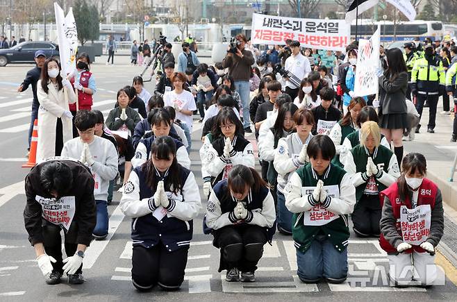 [서울=뉴시스] 김금보 기자 = 윤석열퇴진전국대학생시국회의 회원들이 25일 서울 종로구 광화문 월대 앞에서 헌법재판소 방향으로 윤석열 대통령 파면을 촉구하는 삼보일배 행진을 하고 있다. 2025.03.25. kgb@newsis.com