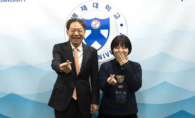 [대전=뉴시스] 배재대학교 김욱 총장(왼쪽부터)과 가수 이정아. (사진=배재대 제공) 2025.03.25. photo@newsis.com *재판매 및 DB 금지