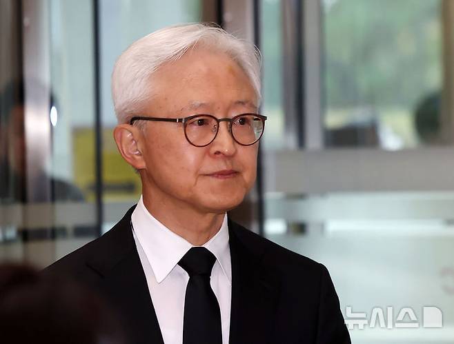 [서울=뉴시스] 홍효식 기자 = 경계현 삼성전자 고문이 25일 서울 강남구 삼성서울병원 장례식장에 마련된 한종희 삼성전자 대표이사 부회장의 빈소를 방문하고 있다. 2025.03.25. yesphoto@newsis.com