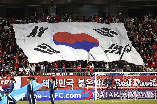 [수원=뉴시스] 정병혁 기자 = 25일 경기 수원시 수원월드컵경기장에서 열린 2026 국제축구연맹(FIFA) 북중미 월드컵 아시아 지역 3차 예선 B조 8차전 대한민국과 요르단의 경기, 대한민국 관중들이 태극기를 흔들고 있다 .2025.03.25. jhope@newsis.com
