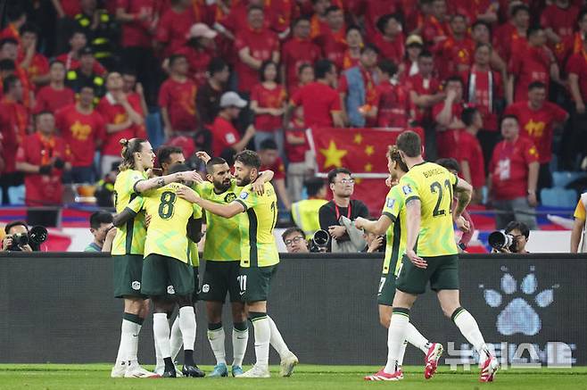 [항저우=AP/뉴시스] 호주 선수들이 25일(현지 시간) 중국 저장성 항저우 올림픽 스포츠센터 경기장에서 열린 2026 국제축구연맹(FIFA) 북중미 월드컵 아시아 지역 3차 예선 C조 8차전 중국과 경기 전반 29분 니산 벨루필라이의 추가 골에 기뻐하고 있다. 호주가 2-0으로 앞서며 전반을 마쳤다. 2025.03.25.