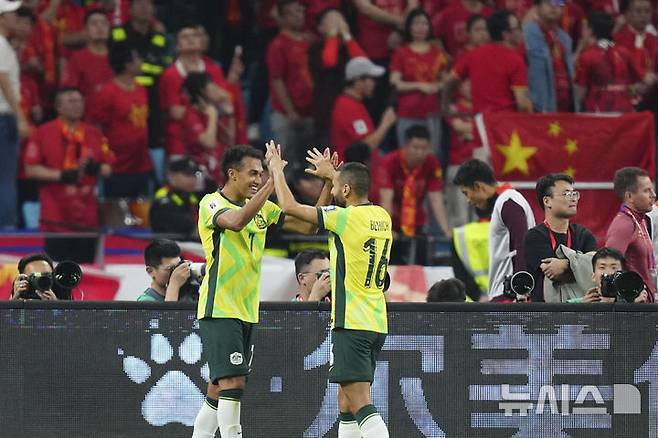 [항저우=AP/뉴시스] 호주의 니산 벨루필라이(왼쪽)가 25일(현지 시간) 중국 저장성 항저우 올림픽 스포츠센터 경기장에서 열린 2026 국제축구연맹(FIFA) 북중미 월드컵 아시아 지역 3차 예선 C조 8차전 중국과 경기 전반 29분 추가 골을 넣고 동료와 기뻐하고 있다. 호주가 2-0으로 앞서며 전반을 마쳤다. 2025.03.25.
