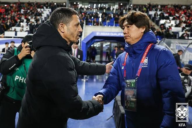 [서울=뉴시스]요르단 축구대표팀 감독(왼쪽). (사진=대한축구협회 제공)