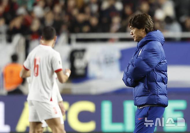 [수원=뉴시스] 정병혁 기자 = 25일 경기 수원시 수원월드컵경기장에서 열린 2026 국제축구연맹(FIFA) 북중미 월드컵 아시아 지역 3차 예선 B조 8차전 대한민국과 요르단의 경기, 1-1로 무승부를 거둔 홍명보 감독이 이동하고 있다. 2025.03.25. jhope@newsis.com