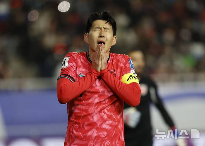 [수원=뉴시스] 정병혁 기자 = 25일 경기 수원시 수원월드컵경기장에서 열린 2026 국제축구연맹(FIFA) 북중미 월드컵 아시아 지역 3차 예선 B조 8차전 대한민국과 요르단의 경기, 대한민국 손흥민이 아쉬워하고 있다. 2025.03.25. jhope@newsis.com