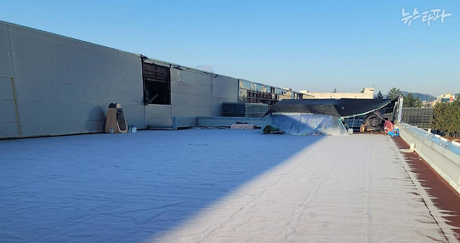 경북 구미시 한국옵티칼하이테크의 공장 옥상에 설치된 박정혜, 소현숙 씨의 천막 농성장.&nbsp;