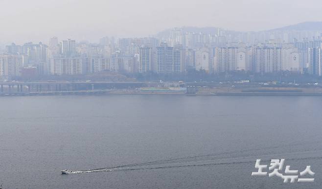 서울 전역에 초미세먼지 주의보가 발령된 25일 오전 서울 마포구 하늘공원에서 바라본 도심이 뿌옇게 보이고 있다. 황진환 기자