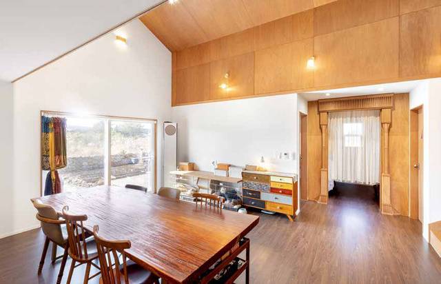 1층 거실의 대형 테이블도 직접 목재를 구해 제작한 덕분에 비용을 절감했다.