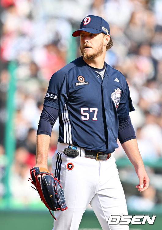 [OSEN=인천, 민경훈 기자] 22일 인천 SSG랜더스필드에서 ‘2025 신한 SOL BANK KBO리그’ SSG 랜더스와 두산 베어스의 개막경기가 열렸다.이날 홈팀 SSG은 앤더슨을, 어웨이팀 두산은 콜어빈을 선발투수로 내세웠다.5회말 무사 주자 1루 SSG 한유섬에게 중견수 오른쪽 안타를 허용한 두산 선발 콜어빈이 아쉬워하고 있다. 2025.03.22 / rumi@osen.co.kr