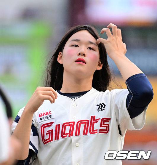 [OSEN=인천, 지형준 기자] 5일 오후 인천 미추홀구 SSG 랜더스필드에서 2024 신한 SOL BANK KBO리그 퓨처스올스타전 경기가 열렸다. 남부리그 롯데 박준우가 카리나로 변장해 경기를 준비하고 있다. 2024.07.05 / jpnews@osen.co.kr