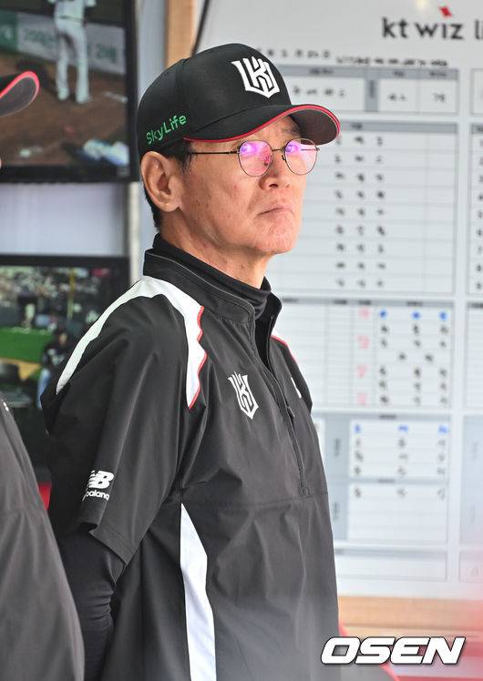 [OSEN=수원, 박준형 기자] 23일 오후 수원KT위즈파크에서 ‘2025 신한 SOL BANK KBO리그’  KT 위즈와 한화 이글스의 경기가 진행됐다.이날 경에서 홈팀 KT는 쿠에바스를, 어웨이팀 한화는 와이스를 선발투수로 내세웠다.KT 이강철 감독이 경기를 지켜보고 있다. 2025.03.23 / soul1014@osen.co.kr