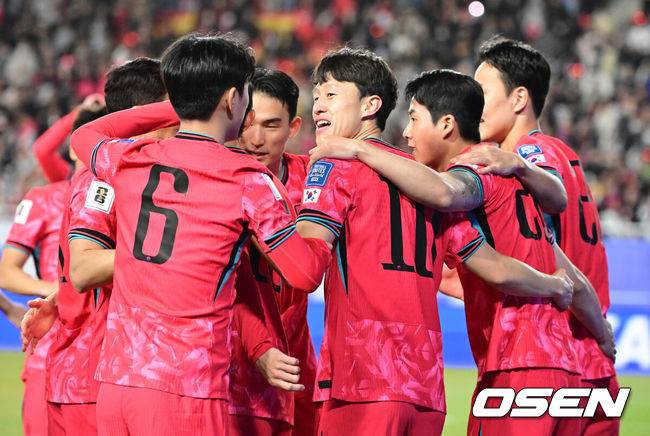 [OSEN=수원, 지형준 기자] 25일 오후 수원월드컵경기장에서 2026 국제축구연맹(FIFA) 북중미 월드컵 아시아지역 3차 예선 B조 8차전 한국과 요르단의 경기가 열렸다.현재 4승 3무(승점 15)로 무패 행진 중이지만, 아직 방심할 수 없는 상황이다. 10차전 쿠웨이트전(홈) 이전에 월드컵 본선 진출을 확정하려면 8차전 요르단전 승리 후 9차전 이라크전(원정)까지 이겨야 한다.전반 대한민국 이재성이 선제골을 넣고 동료선수들과 기뻐하고 있다. 2025.03.25 / jpnews@osen.co.kr