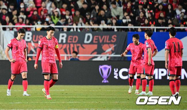[OSEN=수원, 지형준 기자] 25일 오후 수원월드컵경기장에서 2026 국제축구연맹(FIFA) 북중미 월드컵 아시아지역 3차 예선 B조 8차전 한국과 요르단의 경기가 열렸다.현재 4승 3무(승점 15)로 무패 행진 중이지만, 아직 방심할 수 없는 상황이다. 10차전 쿠웨이트전(홈) 이전에 월드컵 본선 진출을 확정하려면 8차전 요르단전 승리 후 9차전 이라크전(원정)까지 이겨야 한다.전반 요르단 알마르디의 동점골에 대한민국 손흥민을 비롯한 선수들이 아쉬워하고 있다 2025.03.25 / jpnews@osen.co.kr