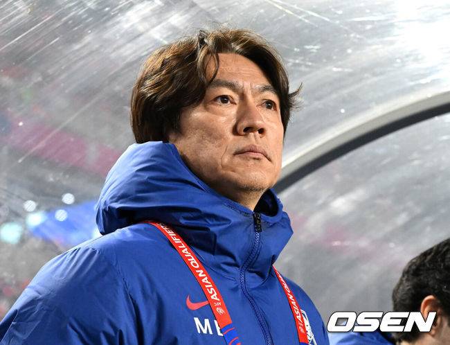 [OSEN=수원, 이대선 기자] 25일 오후 수원월드컵경기장에서 2026 국제축구연맹(FIFA) 북중미 월드컵 아시아지역 3차 예선 B조 8차전 한국과 요르단의 경기가 열렸다.현재 4승 3무(승점 15)로 무패 행진 중이지만, 아직 방심할 수 없는 상황이다. 10차전 쿠웨이트전(홈) 이전에 월드컵 본선 진출을 확정하려면 8차전 요르단전 승리 후 9차전 이라크전(원정)까지 이겨야 한다.경기에 앞서 한국 홍명보 감독이 경기를 바라보고 있다. 2025.03.25 /sunday@osen.co.kr