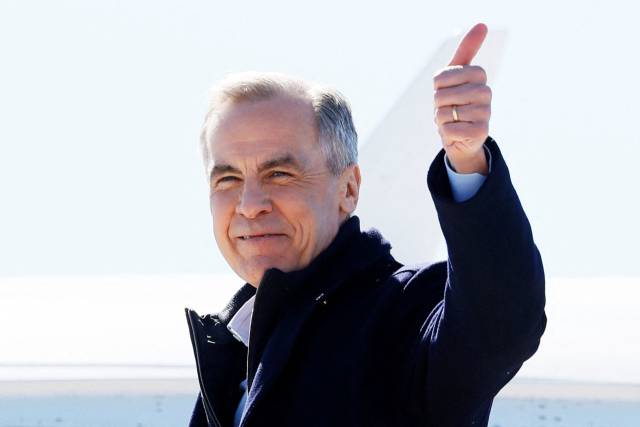 ▲23일(현지시간) 조기총선 실시를 밝힌 마크 카니 캐나다 총리가 캐나다 온타리오주 오타와에서 비행기에 탑승하기 전 엄지를 들어 올리고 있다. ⓒ로이터=연합뉴스