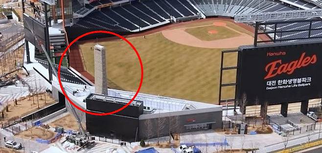 프로야구 대전구장인 대전 한화생명 볼파크에 설치된 한화생명 63빌딩 조형물. /사진=뉴시스(대전시 제공)