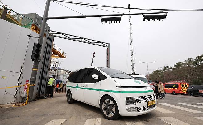 서울 강동구 대명초등학교 인근 사거리에서 발생한 대형 싱크홀 사고로 매몰된 30대 오토바이 운전자의 시신을 태운 구급차가 25일 병원으로 이동하고 있다. 뉴스1