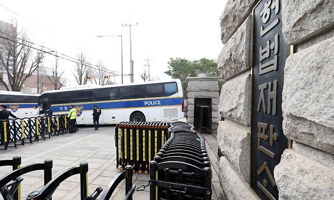 25일 오전 서울 종로구 헌법재판소에서 경찰이 경계근무를 서고 있다. 뉴시스