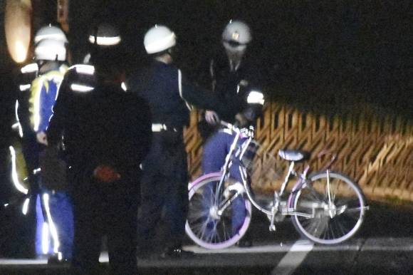 24일 일본 하마마츠시에서 78세 남성이 몰던 소형 화물차가 자전거를 탄 초등학생 4명의 행렬을 들이받은 사고가 난 가운데 경찰이 사고 현장을 조사하고 있다. AP 연합뉴스