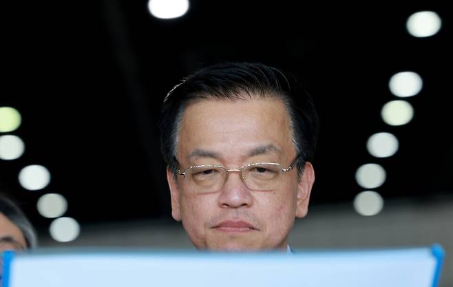 최상목 당시 대통령 권한대행 부총리 겸 기획재정부 장관이 지난 20일 경북 경주화백컨벤션센터(HICO)에 서 32차 아시아태평양경제협력체(APEC) 정상회의 준비 상황을 점검하며 회의장 도면을 살피고 있다. ⓒ연합뉴스