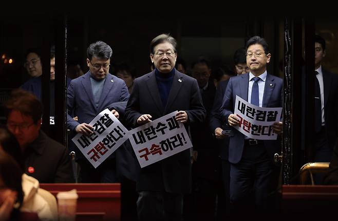 이재명 더불어민주당 대표가 3월8일 국회에서 속개된 비상 의원총회에 참석하고 있다. ⓒ연합뉴스