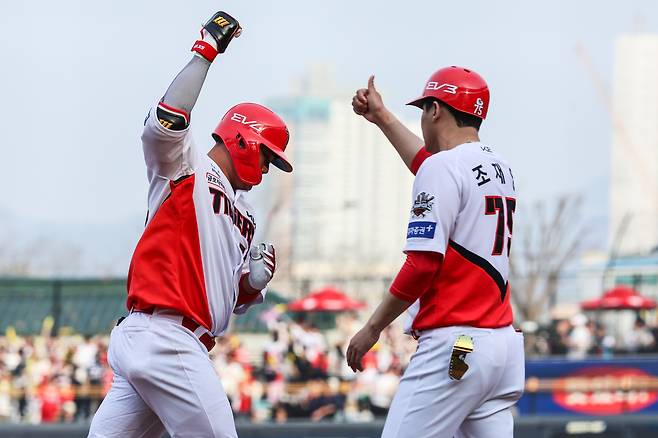 한준수가 지난 23일 광주 NC전 9회 홈런을 터트린 뒤 세리머니하고 있다. KIA 타이거즈 제공