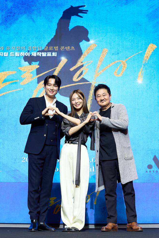 배우 이지훈(왼쪽부터), 선예, 박준규가 25일 오후 서울 마포구 양화로 라이즈호텔 스페이스홀에서 열린 쇼 뮤지컬 어게인 ‘드림하이’ 제작발표회에 참석해 포즈를 취하고 있다. 사진 아트원컴퍼니