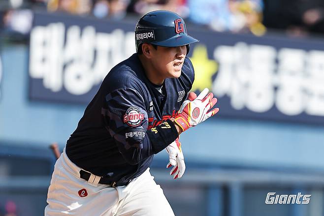 ▲ 아직 100% 경기력이 아니라는 판단 하에 25일 선발 명단에서는 제외된 유강남 ⓒ롯데자이언츠