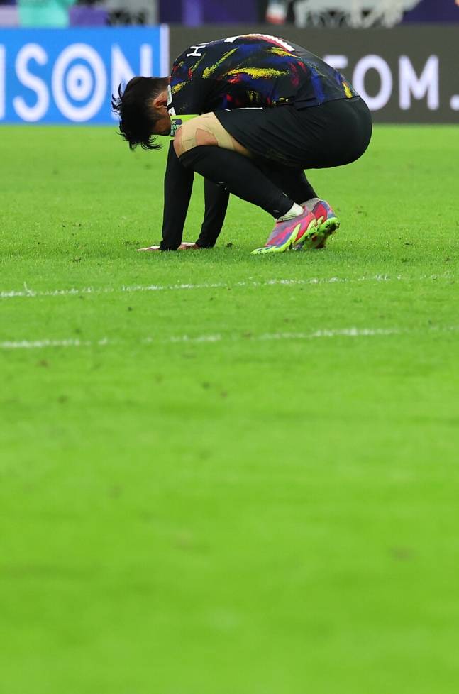 ▲ 지난해 아시안컵 4강에서 패하고 고개를 숙였던 손흥민. 당시 손흥민은 체력이 요르단전 경기 결과에 영향을 미쳤냐는 질문에 "체력 문제는 저희 상황을 회피할 수 있는 가장 좋은 답변이다. 그런데 축구를 하다 보면 그렇게 해서 이기고 그렇게 해서 계속 좋은 분위기를 이어갈 수 있었기 때문에 체력이 영향을 끼쳤다고 생각하지 않는다. 너무나 중요한 경기다보니까 약간의 경험 부족과 긴장감이 있었다"라고 아쉬워했었다. ⓒ연합뉴스