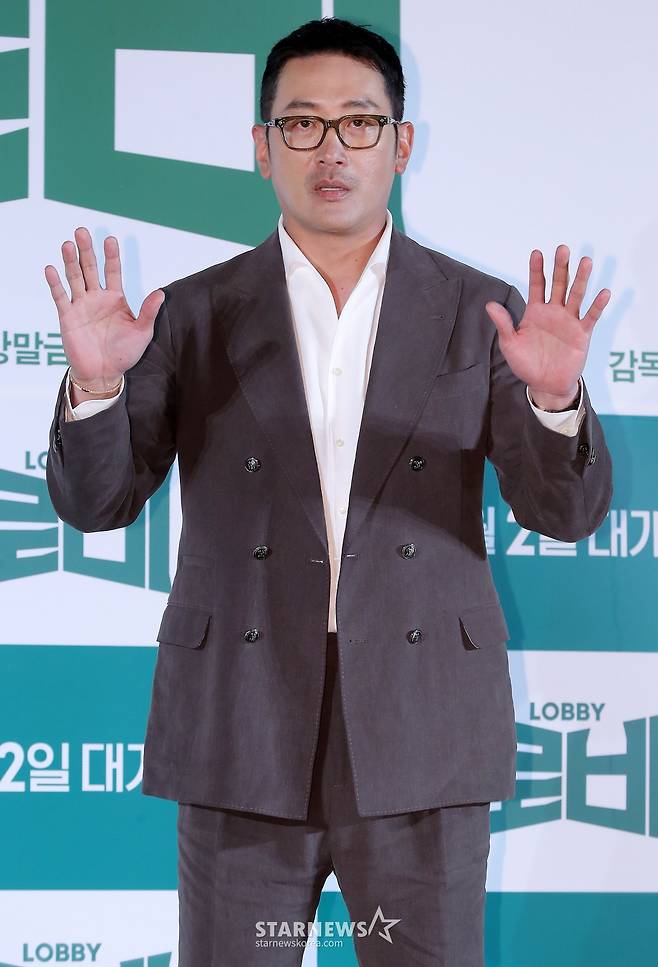 감독 겸 배우 하정우가 4일 오전 서울 광진구 롯데시네마 건대입구에서 진행된 영화 '로비' 제작보고회에 참석해 포즈를 취하고 있다.  '로비'는 연구밖에 모르던 스타트업 대표 창욱(하정우 분)이 4조 원의 국책사업을 따내기 위해 인생 첫 로비 골프를 시작하는 이야기. 내달 2일 개봉. 2025.03.04 /사진=김창현 chmt@