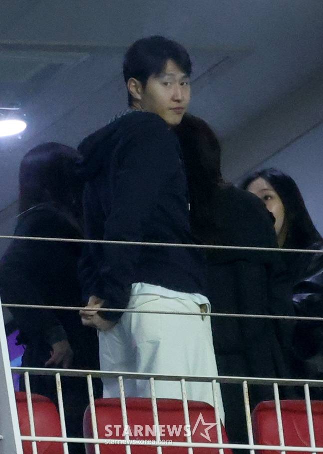 경기를 지켜보고 있는 이강인. /사진=김진경 대기자