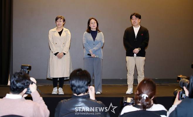 서혜진, 황인영 크레아 스튜디오 대표, 용석인 PD가 25일 서울 마포구 스탠포드호텔에서 MBN 오디션 '언더피프틴' 긴급 제작보고회에서 발언하고 있다.  만 15세 이하만 참여하는 '언더피프틴'은 짙은 화장과 다소 노출이 있는 의상을 입은 참가자 사진들이 문제가 돼 미성년자 성상품화 논란에 휘말렸다. '언더피프틴' 제작진은 첫 방송이 공개되지 않은 시점에서 긴급 제작보고회를 열었지만 논란의 소지를 잠식시킬 수 있을지 미지수이다. /2025.03.25 /사진=김휘선 hwijpg@