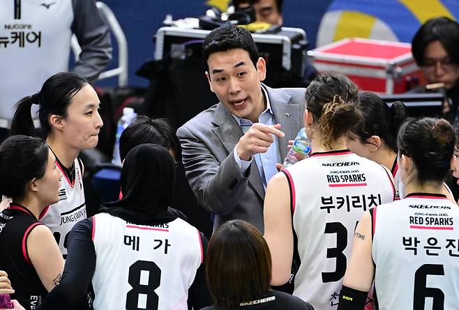 여자프로배구 정관장 고희진 감독과 선수들이 25일 수원체육관에서 열린 V리그 여자부 플레이오프 1차전 현대건설전에서 작전 타임을 갖고 있다. KOVO