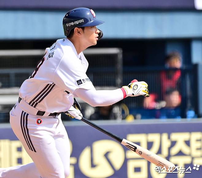 14일 오후 서울 송파구 잠실야구장에서 열린 '2025 신한 SOL Bank KBO리그' KIA 타이거즈와 두산 베어스의 시범경기, 4회말 무사 1,2루 두산 강승호가 2타점 3루타를 날리고 있다. 엑스포츠뉴스 DB